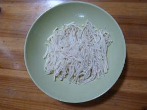 烫金针菇：将水烧开，滴几滴油入内，将金针菇放入烫熟，滤干水份放入碗中铺好。