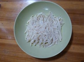 烫金针菇：将水烧开，滴几滴油入内，将金针菇放入烫熟，滤干水份放入碗中铺好。