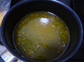 做汤底：炒锅内倒入少量油，等油烟起后，放入姜片、蒜碎爆香。然后放入黄灯笼辣椒酱翻炒一分钟，加入高汤（或加入热开水）、少许料酒大火煮开。调入盐、糖、白醋，直到口味合适。（想要摆盘好看的，此时关火滤掉锅内的料渣丢掉，只保留黄色的汤汁）