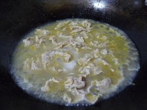 烫肥牛：汤汁煮开，放入肥牛片滑散，完全变色后即可捞出，再煮就老了。