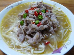 装盘：肥牛煮熟后，倒入铺了金针菇的盘中。撒上青红椒圈点缀，最后烧少量热油淋在青红椒圈上即可（也可不淋油）。