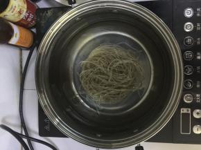 红薯粉浸入凉水中泡至30min，