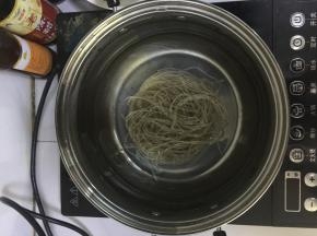 红薯粉浸入凉水中泡至30min，