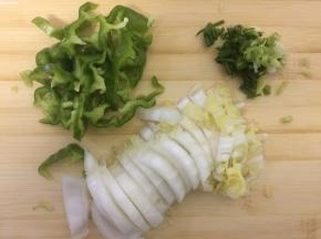 将娃娃菜，青椒，小葱切至小段状
