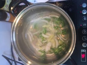 将切好的娃娃菜和青椒放水里焯，