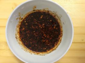 特制料汁：2茶勺醋，2茶勺老干妈，1.5茶勺生抽，1茶勺豆豉，少许蚝油，少许五香粉，少许香油，混匀，