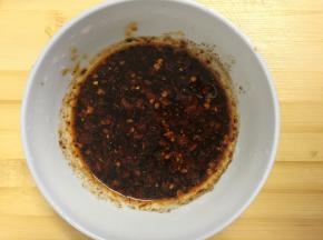 特制料汁：2茶勺醋，2茶勺老干妈，1.5茶勺生抽，1茶勺豆豉，少许蚝油，少许五香粉，少许香油，混匀，