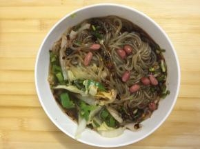 搅拌均匀后，放入少许花生米，完成