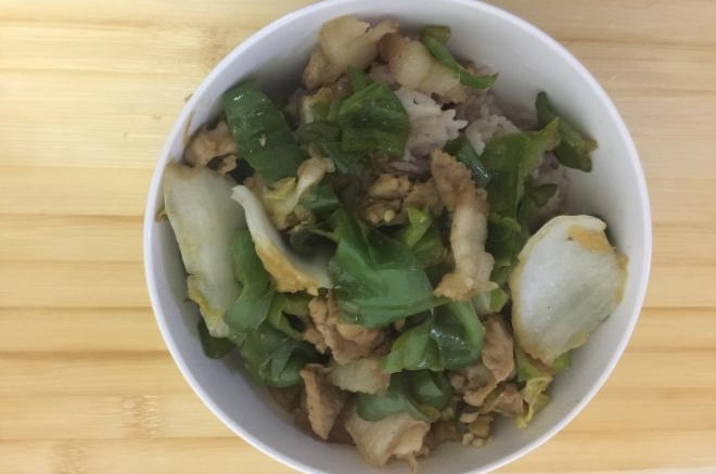 青椒白菜炒肉盖浇饭