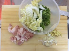 将食材切好，备用