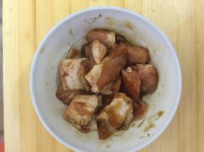 将五花肉放入小碗中，放入2茶勺生抽，1茶勺豆豉，1茶勺料酒，少许蚝油，少许五香粉，少许白糖，混匀，腌制10分钟，