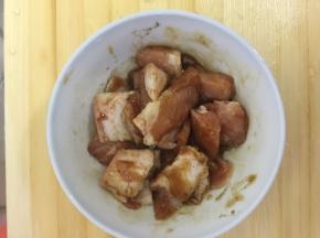 将五花肉放入小碗中，放入2茶勺生抽，1茶勺豆豉，1茶勺料酒，少许蚝油，少许五香粉，少许白糖，混匀，腌制10分钟，