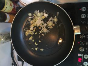 热锅，放油，待油温适中，将葱和姜炒出香味