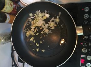 热锅，放油，待油温适中，将葱和姜炒出香味