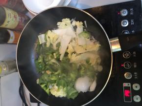 放入青椒和白菜爆炒，