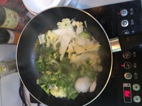 放入青椒和白菜爆炒，