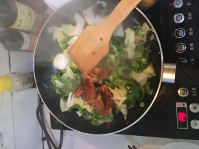 将腌制好的五花肉倒入锅内，翻炒