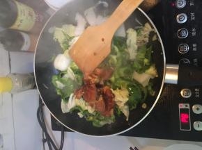 将腌制好的五花肉倒入锅内，翻炒