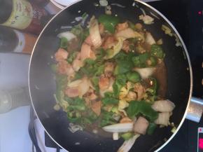 炒熟后，加入少许盐，