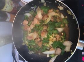 炒熟后，加入少许盐，