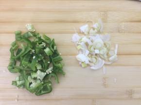 将葱和青椒切好，备用，