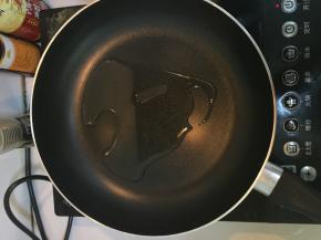 热锅，放油，待油温适中