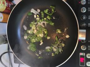 将葱和姜炒出香味，