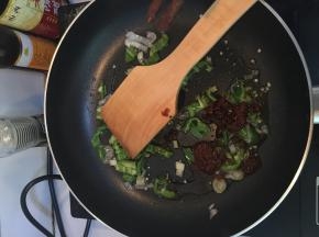 炒酱：放入2勺豆瓣酱，一勺老干妈，少许白糖，翻炒，
