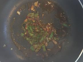 翻炒5分钟后，加入少许盐