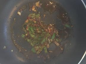 翻炒5分钟后，加入少许盐