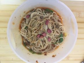 出锅，放在已做好的面上，搅拌，放上花生米完成