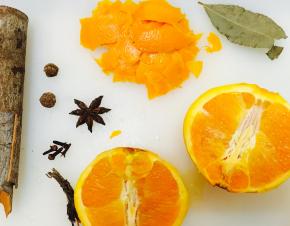 将橙子皮削下，不要切到白色部分，备用；对半切开橙子，压出果汁挤入锅中，将所有材料放入锅中，加1/4份水煮到发出橙子的香气，