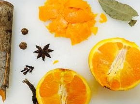 将橙子皮削下，不要切到白色部分，备用；对半切开橙子，压出果汁挤入锅中，将所有材料放入锅中，加1/4份水煮到发出橙子的香气，