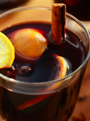 加入一瓶红酒，煮热，倒入杯中，肉桂可以作为装饰。