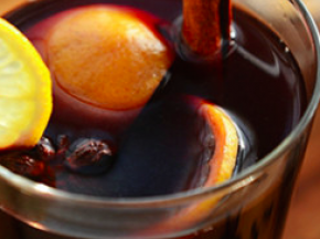 加入一瓶红酒，煮热，倒入杯中，肉桂可以作为装饰。