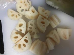 藕削去外皮，用刀拍破后适当切块，