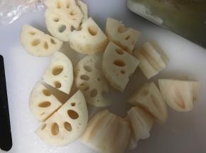 藕削去外皮，用刀拍破后适当切块，