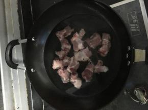把排骨斩成小块，洗净沥干水分，