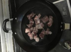 把排骨斩成小块，洗净沥干水分，