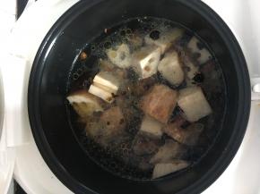 加入适量清水和汤底，以大火烧沸，撇去浮沫，加盖焖15分钟，将汤移至汤锅内，加入藕块，