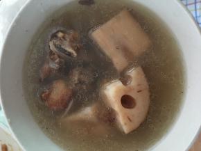 用小火煨至藕快酥烂，排骨肉烂脱骨时，加盐调味即可，