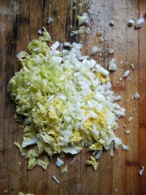 将娃娃菜和胡萝卜洗净后剁碎