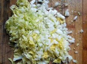 将娃娃菜和胡萝卜洗净后剁碎