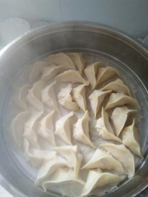 一个个包好后放入蒸锅中，锅中需要放纱布避免黏锅