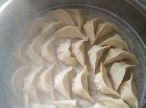 一个个包好后放入蒸锅中，锅中需要放纱布避免黏锅