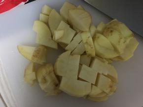 土豆切土豆块，胡萝卜切丁，洋葱切丝，