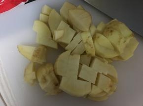 土豆切土豆块，胡萝卜切丁，洋葱切丝，