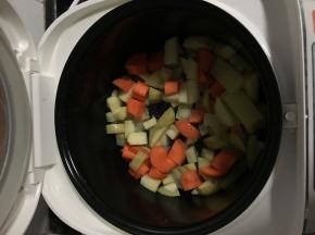 锅倒入油，放入葱花爆香，洋葱出香味后，倒入土豆块、胡萝卜丁和少量盐翻炒，