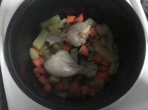 把用热水煮熟后的鸡腿放入锅中，加入适量水，炖大概十五分钟左右。以自己喜欢的土豆的软硬程度为准，