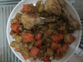 将咖喱掰成小块，放进锅里，然后用铲子翻拌至完全化开